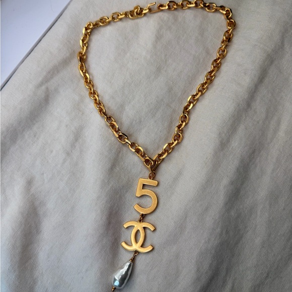 ✨Vintage Chanel No.5 CC Baroque Pearl Drop Necklace Gold Tone ✨ - Picture 13 of 13
